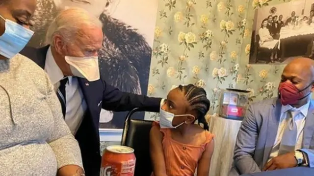 Joe Biden ubwo yari yasuye umuryango wa George Floyd