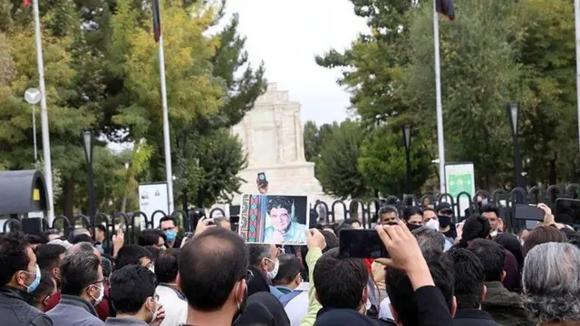 تجمع هواداران شجریان در آرامگاه فردوسی، جایی که قرار است شجریان به خاک سپرده شود