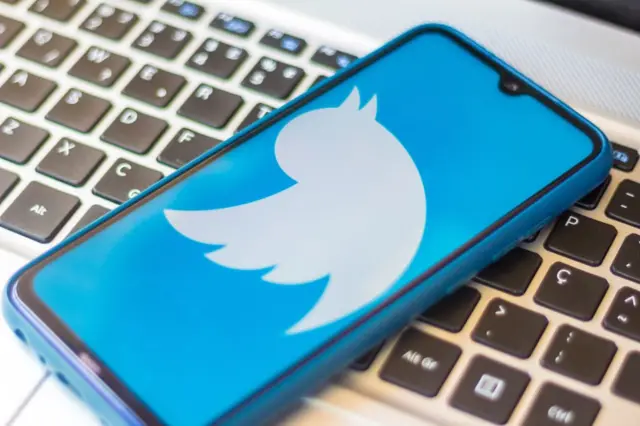 شعار تويتر يظهر على شاشة هاتف جوال