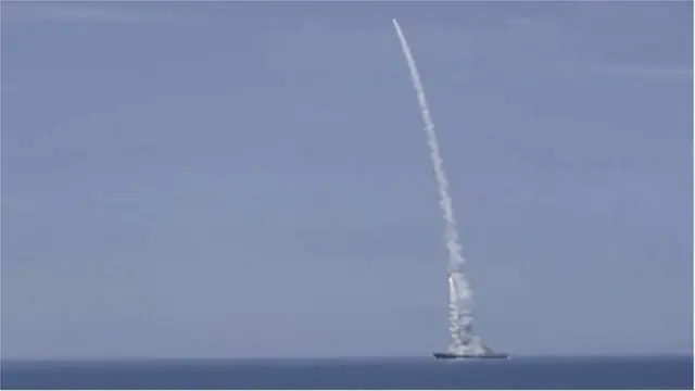 গতকাল কৃষ্ণসাগর থেকে ক্ষেপণাস্ত্র হামলার একটি ছবি প্রকাশ করে রুশ প্রতিরক্ষা মন্ত্রণালয়