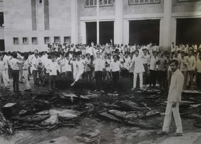 1975માં ગુજરાત યુનિવર્સિટી બહાર આંદોલન કરી રહેલા વિદ્યાર્થીઓ.