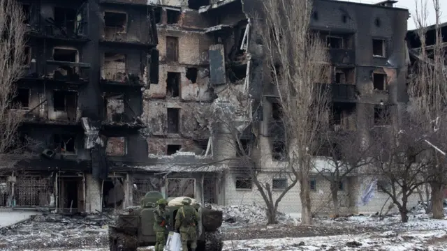 For Donetsk, pro-Russian separatists dey help to occupy di land