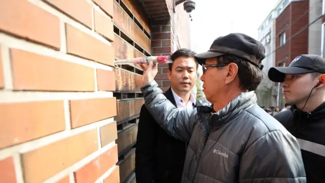 그러나 이 전 대통령은 결코 혼자가 아니다. 한 지지자가 검찰 소환조사 직전인 13일 논현동 사저에 장미꽃을 들고 방문한 바 있다