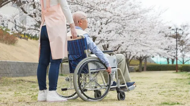 رجل مسن مع من تقدم الرعاية
