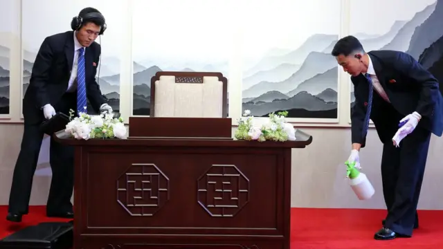 27일 김정은 위원장이 방명록을 작성하기 전 북측 경호원들이 검색하고 있다