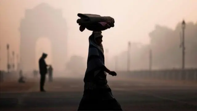 రాజధాని దిల్లీలో కాలుష్యం పరిమితులు దాటుతోందని నిపుణులు ఆందోళన వ్యక్తం చేస్తున్నారు