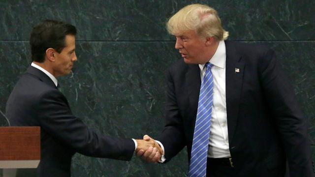 Enrique Peña Nieto, presidente de México, le estrecha la mano a Donald Trump