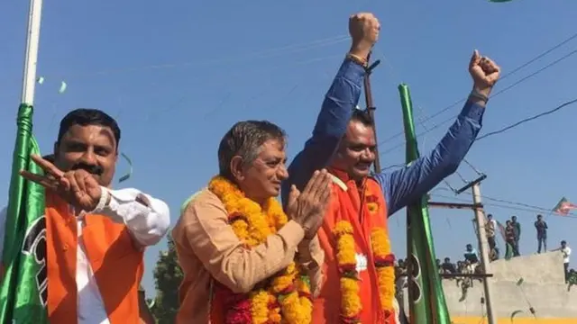 જીત બાદ વિજયોત્સવ દરમિયાન ડાબેથી ડૉ.ભરત બોધરા, કુંવરજી બાવળિયા અને જીતુ વાઘાણી