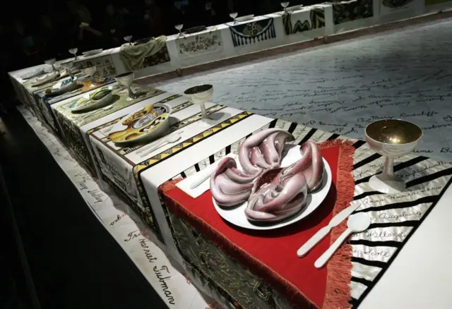 Работа Джуди Чикаго "Званый ужин" - ныне часть постоянной экспозиции Бруклинского музея