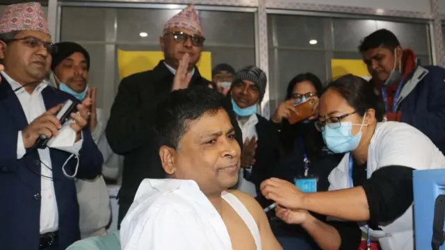 कोशी अस्पताल कोभिड–१९ उपचार केन्द्र विराटनगरमा बुधवार कोभिडविरुद्धको खोप उद्घाटन समारोहमा पहिलो कोभिड खोप लगाउँदै कोशी अस्पतालका मेडिकल सुपरिटेन्डेन्ट डा. चुमनलाल दास