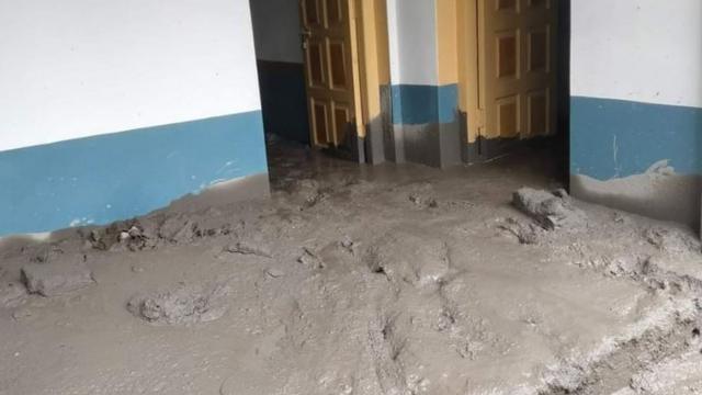 Casa coberta por uma espessa camadascore pokerlama e detritos