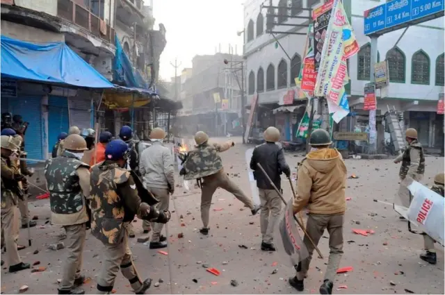 యూపీలో నిరసనకారులపై పోలీసులు పెద్దయెత్తున బలప్రయోగానికి దిగారనే ఆరోపణలు వచ్చాయి.