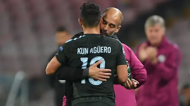 Guardiola felicitando al Kun después de la victoria contra el Napoli.