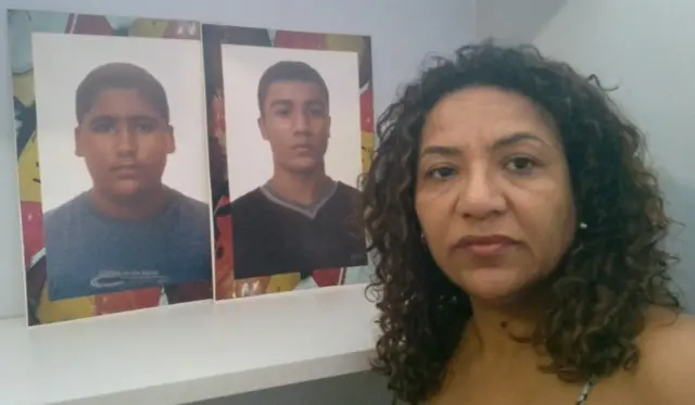 Elizabeth Medina Paulino com a foto dos filhos Rafael e Renan, ambos mortos na chacina