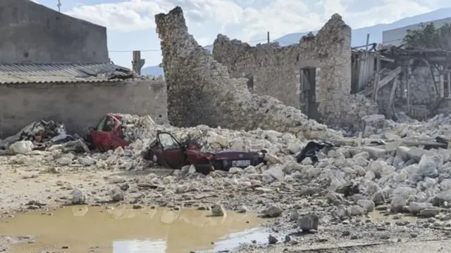 طالبت السلطات السكان بالبقاء خارج المباني في جزيرة ساموس