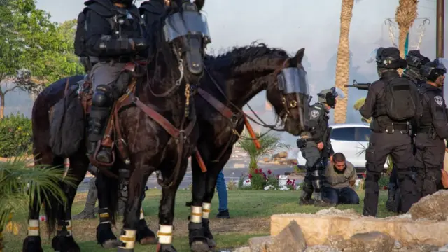 полиция задержи вает мужчину после похорон в Лоде