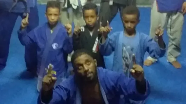 Jean Rodrigo Da Silva con algunos de sus alumnos.