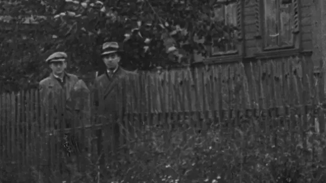 Композиторы Дмитрий Шостакович и Арам Хачатурян в русской деревне в 1943 году