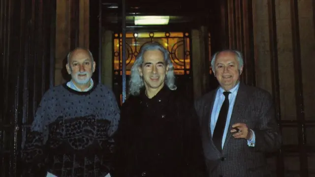 Алексей Леонидов, Сева Новгородцев и Леонид Владимиров у входа в Буш-хаус в Лондоне