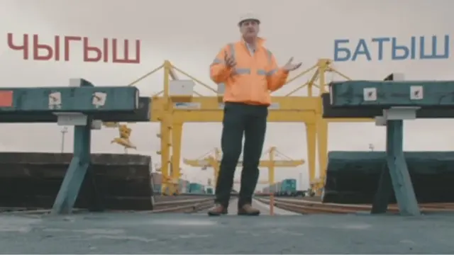 Казакстандын Кытай менен чек арасында, байыркы Улуу жибек жолунун боюнда, Батыш менен Чыгыштын тогошкон жеринде кургактагы ири порт курулуп жатат.