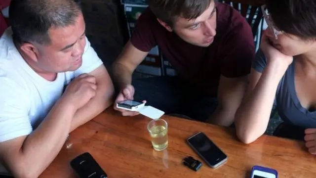 El investigador con algunos de sus voluntarios