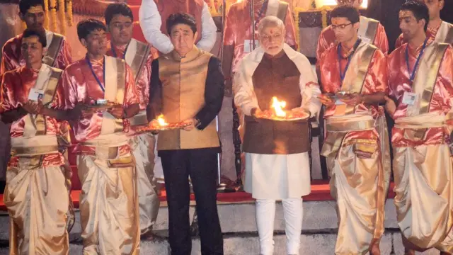 दशाश्वमेध घाट पर गंगा आरती के दौरान शिंज़ो आबे और नरेंद्र मोदी