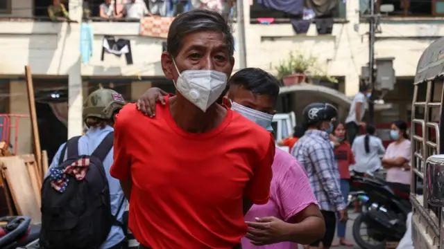 Seorang karyawan jawatan kereta api di perumahan karyawan di Mandalay, Myanmar, kudeta.
