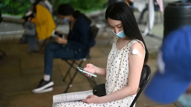 బూస్టర్ షాట్ల వల్ల కలిగే ప్రతికూల ప్రభావాలను ఎంఆర్‌ఎన్‌ఏ వ్యాక్సీన్లు తగ్గించగలవు.