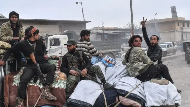 ÖSO savaşçılarının yağmaladıkları malzemeleri araçların arkasında götürürken görüldüğü bildiriliyor.