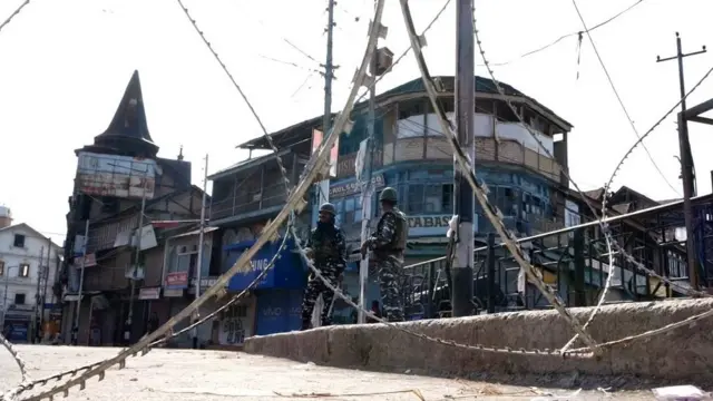 காஷ்மீர் நிலவரம்: "இந்தியா விரும்புவது மக்களை அல்ல, வெறும் நிலத்தை"