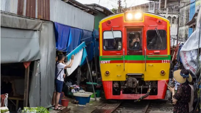 Chợ đường tàu Maeklong ở Thái Lan