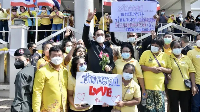 พล.อ.ประยุทธ์ถ่ายรูปกับประชาชนที่มาต้อนรับ