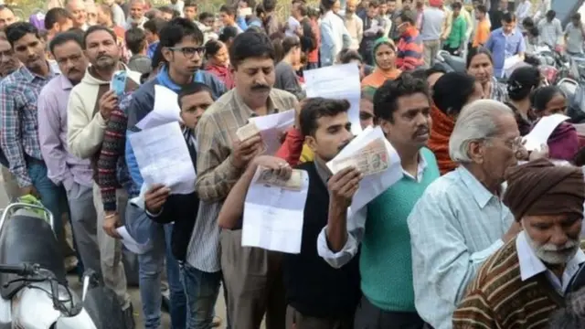 ایک بینک کے سامنے قطار