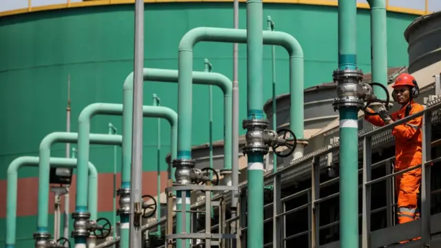 Perawatan pembangkit listrik milik PLN