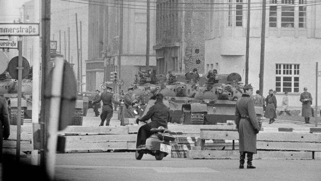 Tanques soviéticos desplegados en Berlín.