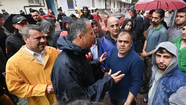 Vali Yerlikaya vatandaşlarla konuşuyor