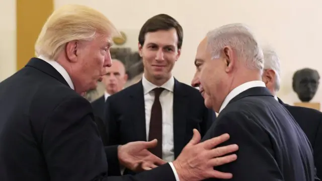 Donald Trump conversa con Netanyahu bajo la mirada de Jared Kushner.