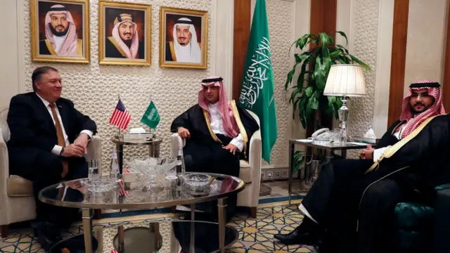 যুক্তরাষ্ট্রের পররাষ্ট্র মন্ত্রী মাইক পম্পেও (বাঁয়ে) এবং সৌদি পররাষ্ট্র মন্ত্রী আদেল আল জুবেইর (মাঝখানে) এর সঙ্গে যুবরাজের ভাই খালেদ বিন সালমান (ডানে)।