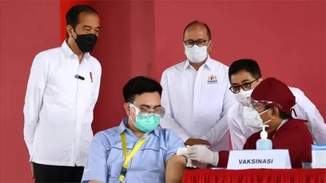 Presiden Joko Widodo (kiri) didampingi Ketua KADIN Rosan P Roeslani (tengah) meninjau pelaksanaan perdana program vaksinasi gotong-royong di Pabrik PT Unilever Indonesia Tbk, Cikarang, Kabupaten Bekasi, Jawa Barat, Mei 2021.