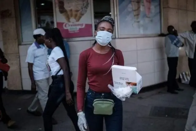 Wahudumu watahitajika kuvaa barakoa, kutumia vitakasa mikono na kutokaribiana umbali wa mita 1.5