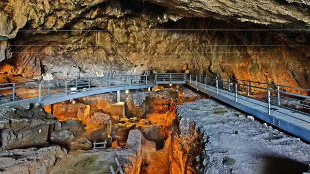 Сліди, виявлені у печері Теопетра в Греції