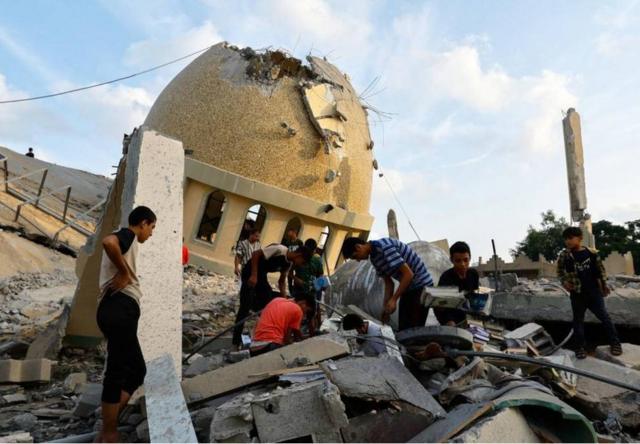 加沙南部一座清真寺在以色列空袭中被毁
