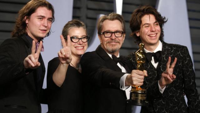 Gary Oldman (segundo por la derecha) con sus hijos Gulliver Oldman (izquierda) y Charlie Oldman (derecha), y su esposa Gisele Schmidt, tras ganar el Oscar el domingo 4 de marzo.