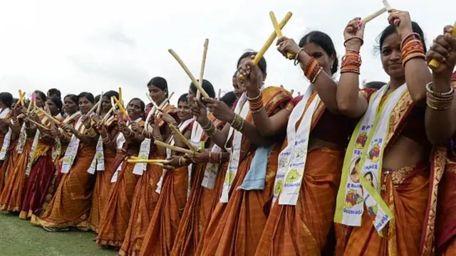 కోలాటమాడుతున్న మహిళలు