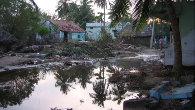 2004లో సునామీ ధాటికి అతలాకుతలమైన తమిళనాడులోని పుదుకుప్పం గ్రామం