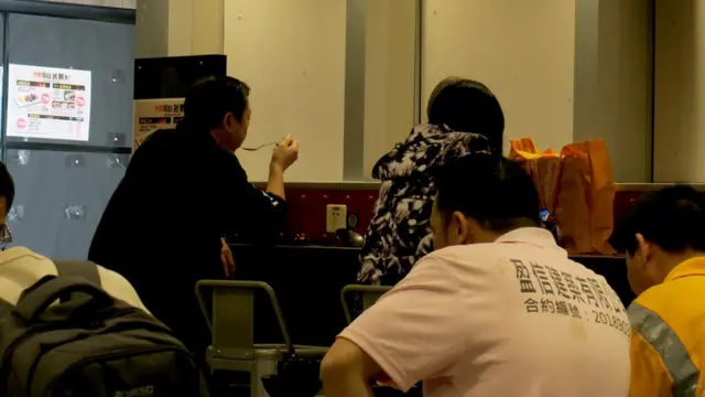 港鐵大學站站舍內的美心MX快餐與美心西餅（6/1/2020）