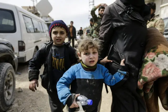 Civilians leave the Eastern Ghouta at Hawsh al-Ashaari, 15 March