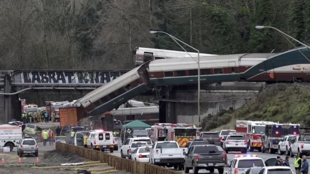 Потяг на дорозі