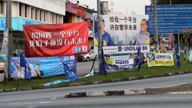 柔佛州新山街头希盟攻击国阵的选举标语横幅（台湾中央社图片8/5/2018）