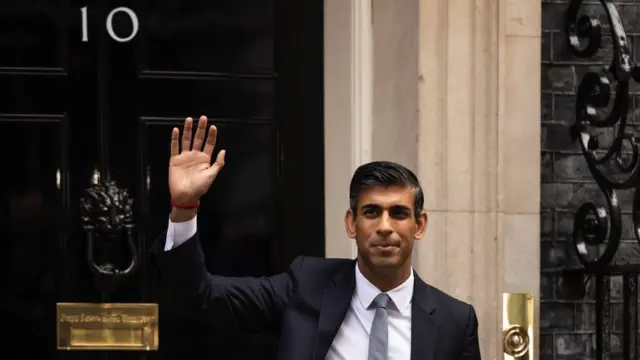 डाउनिङ स्ट्रिट बाहिर सुनक